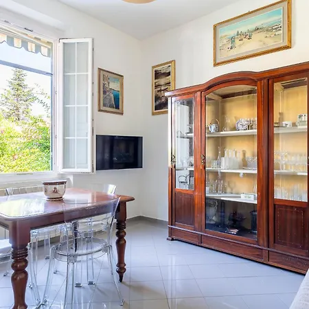 Charming Near The Sea With Patio! *