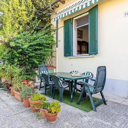 Daire Charming Near The Sea With Patio! Livorno