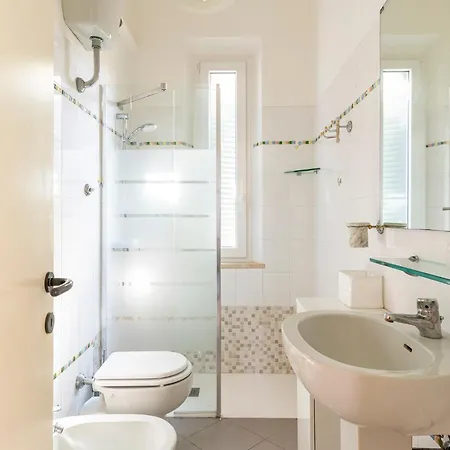 Guesthost - Charming Near The Sea With Patio! *