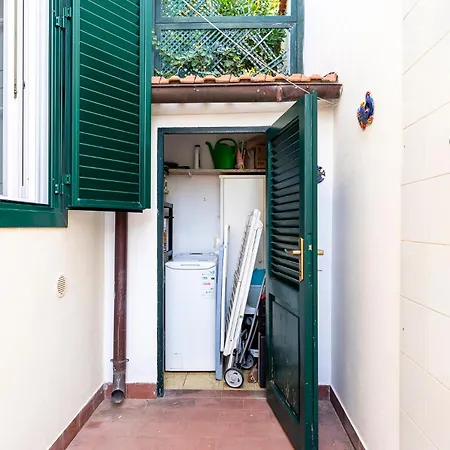 Charming Near The Sea With Patio! Daire