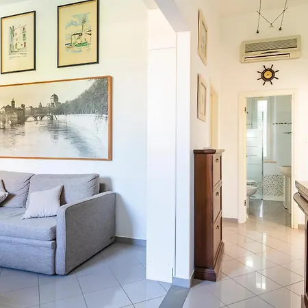 Guesthost - Charming Near The Sea With Patio!