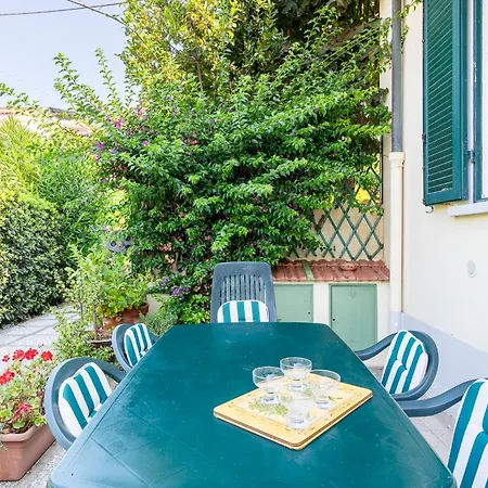 Charming Near The Sea With Patio!